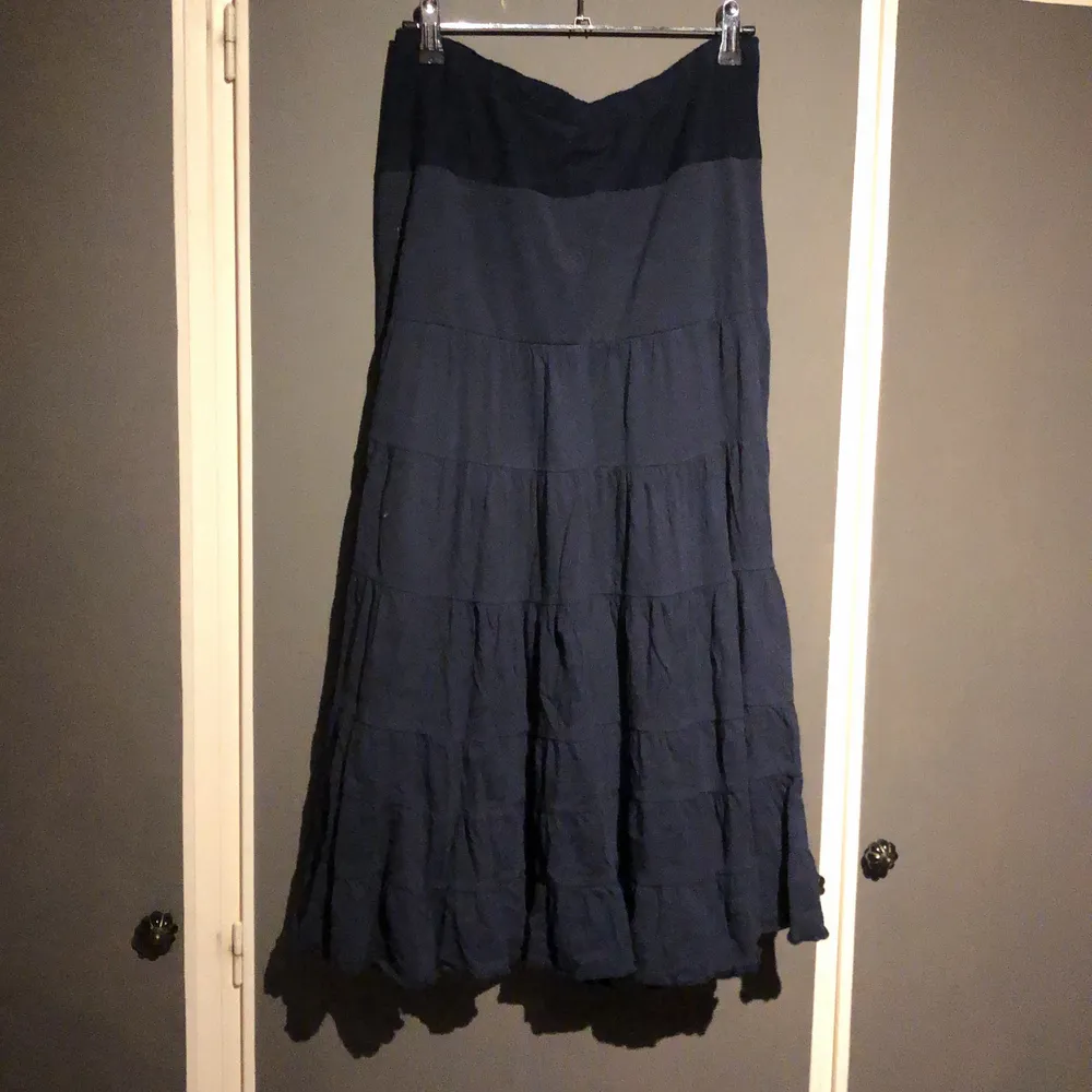 Mörkblå fin kjol i storlek S och är stretchig så skulle tippa på att den passar storlek XS och M, inga konstigheter ☺️. Kjolar.