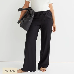 Satin byxor  - !INTRESSEKOLL! Vill kolla hur många skulle varit intresserade av dessa byxor från hm, satin byxor men liknar svarta linne byxor. Helt slutsålda på hemsida och i butik, mina är aldrig använda och har lappen kvar! Kan nog sälja vid bra bud