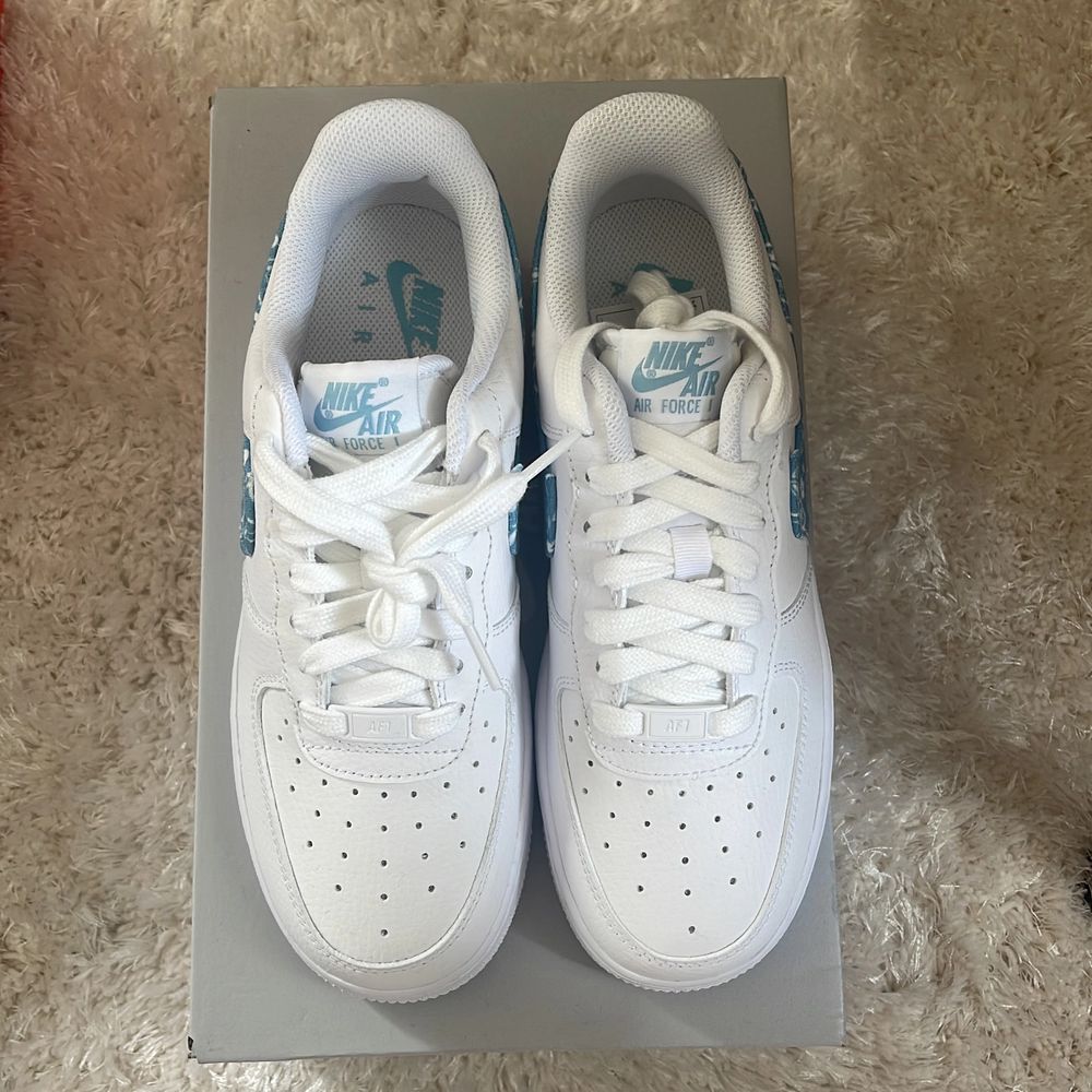 Nike Air Force 1 Low Paisley W Pris: 1599 Storlek - US 7 / 38 Condition - 10/10 Fraktas över hela Sverige, kan också mötas upp i Skövde. Skor.