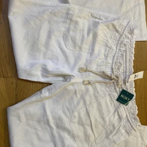 Roxy linnebyxor storlek M - Säljer mina jättefina Roxy linnebyxor som är helt nya har aldrig använt de endast testat. De är även perfekta för sommaren 💓 sälja pga jag beställde fel storlek.