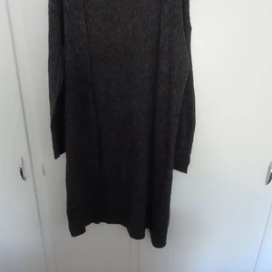 Fin lång kofta  - Fin lång kofta inte mycket andvänd 