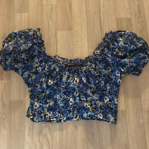 Topp från Gina Tricot storlek 36 - Söt blommig kort topp från Gina tricot i storlek 36