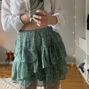 Kjol - Söt kjol till sommaren💕den är i storlek L men passar mig som vanligt är en S/M