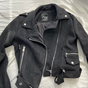 Zara - Köpte även denna jacka för 2-3 år sedan men som inte passar mig längre. Köpte denna för 899 kr och säljer för 250 kr + frakt. Använts väl.