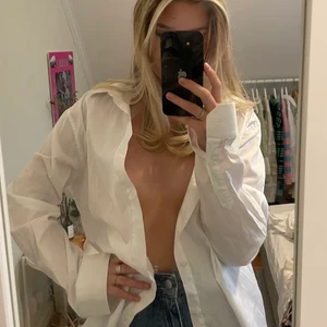 Oversized Skjorta - En oversized skjorta (på mig) då skjortan är i storlek xl, för stor på mig som är xs. Skulle passa bra som oversized för S-L. Annars passar den såklart bra på xl. Väldigt fin kvalet. ☀️ Passar utmärkt till sommaren 🍓😋