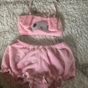 My Melody pyjamas  - Säljer en my melody pyjamas som är köpt på plick men som jag inte fått någon användning för.