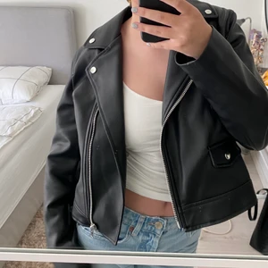 Skinnjacka - En skitfin bikerjacka från ASOS design, den är använd fåtal gånger så i mycket fint skick. Säljer då jag har en till jacka så denna används inte. Hör av er vid frågor eller fler bilder. Frakten tillkommer 😁💕