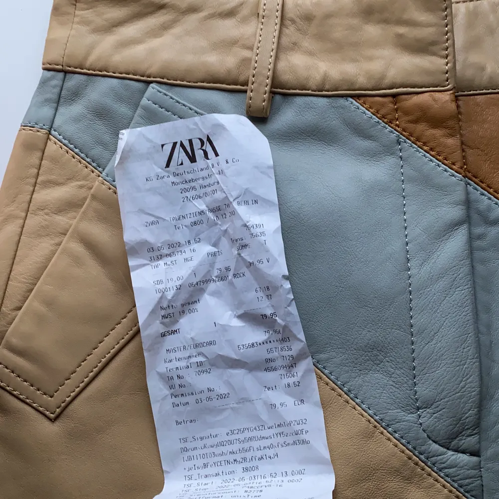 En helt ny och oanvänd kjol från Zaras SRPLS collection. Säljer på grund av den är för stor och kan ej lämna tillbaka då den är köpt i Berlin förra veckan. Sista bilen är tagen med dåligt ljus, den är ljusare i verkligheten.☺️. Kjolar.