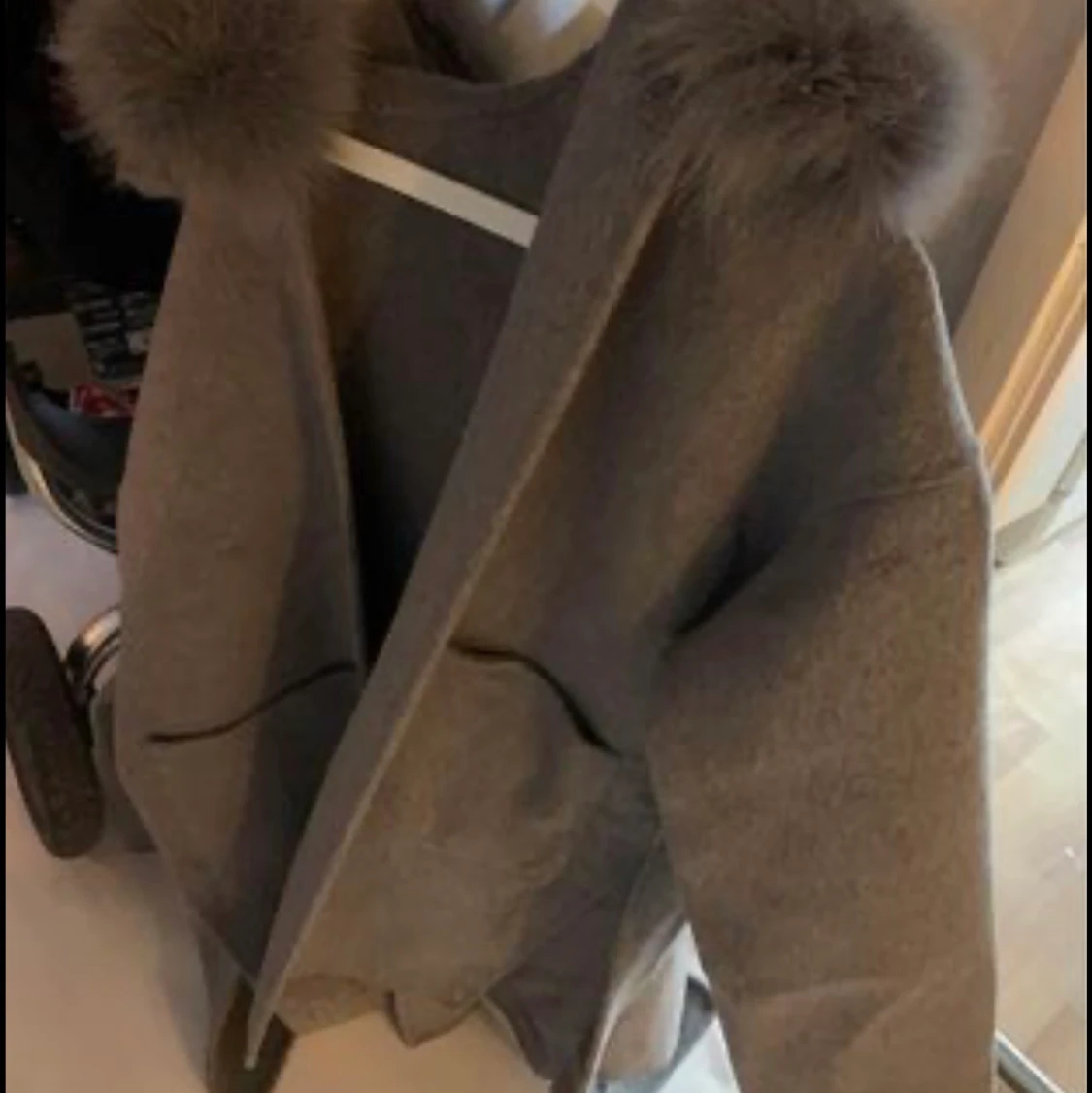 Ny cashmere kappa med äkta päls stl S