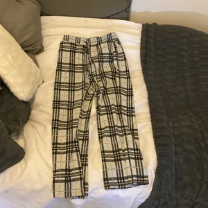 Rutiga mjukisbyxor - Tjockare rutiga mjukisbyxor säljes då det ej kommer till använding. Sparsamt använda