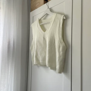Stickad topp  - Stickad topp/väst som passar till allt! Är använd rätt mycket och därför lite nopprig (se bild). Varit en favorit i garderoben länge men får inte användning av den på samma sätt nu. 