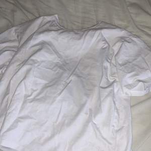 Vanlig vit t- shirt. Dålig bild kan skicka fler. Den är lite croppad! Köparen står för frakt!