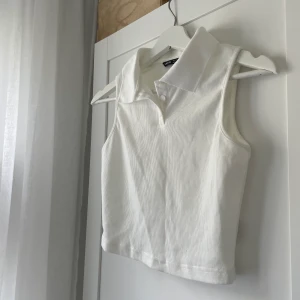 Topp med krage - Ribbad topp med krage i jättefint skick! Det är aldrig använt så är därmed som nytt!