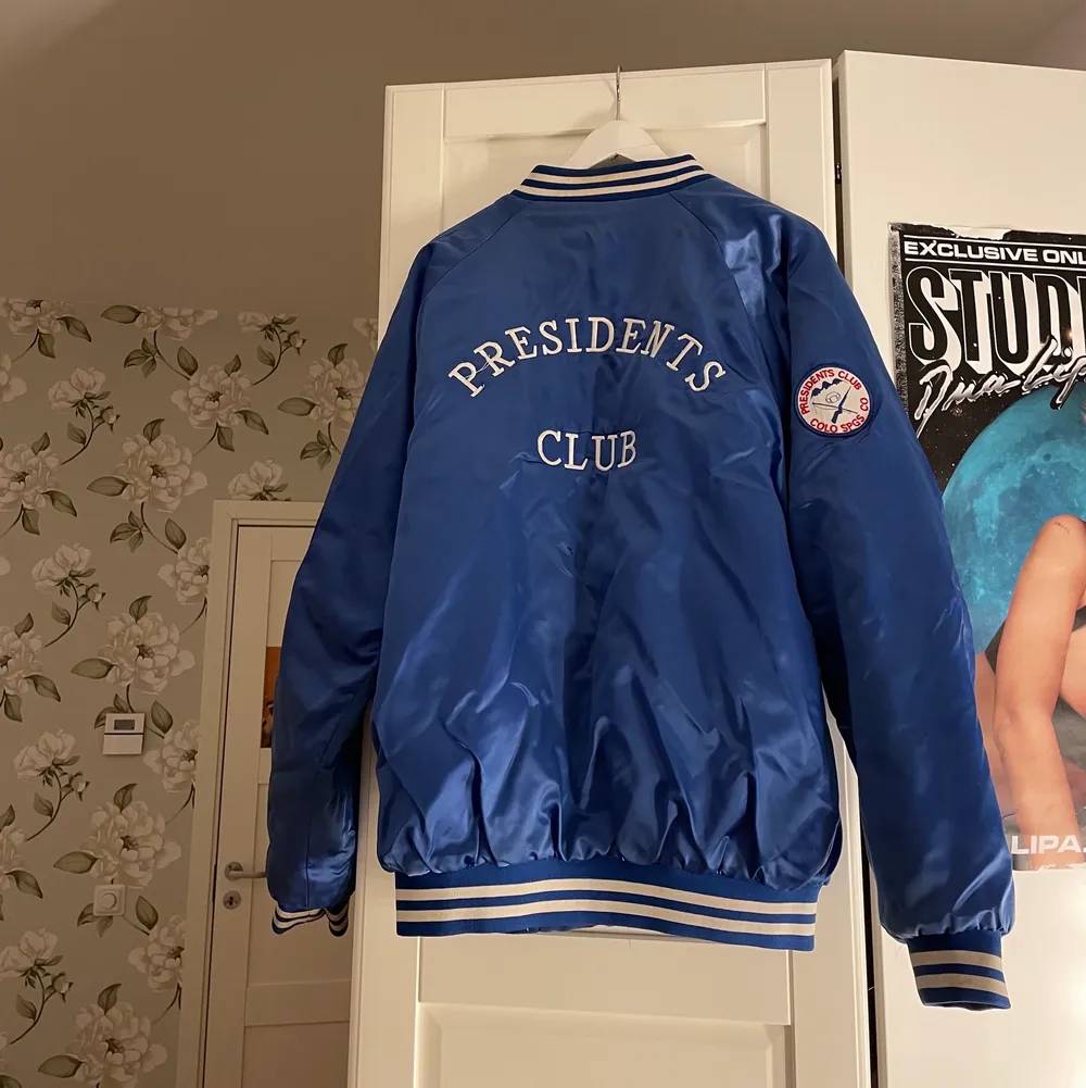 Najs varsity jacka köpt secondhand! Oversized på mig som är S. Bra skick på utsidan, hyfsat bra på insidan. Fett cool om ni frågar mig, med namnet ”Stephanie” på framsidan.💓 Frakt 66kr. Jackor.