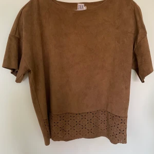 T-shirt - T-shirt i mocka från St Tropez! Stl XS, pris 100