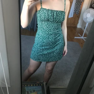 Klänning - Superfin klänning från H&M i fint skick!