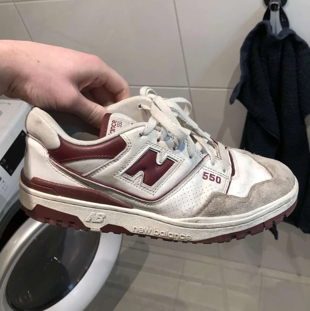 Säljer mina älskade new balance 550 i en tvär skön colorway dom är rätt använda men har betydligt mycket mer liv och är bara ytligt smuts så inget som inte går bort så att säga storlek 42,5 men passar mig som har 43 perfekt . Skor.