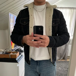 Jeansjacka från Levi’s - Jeansjacka från Levi’s i Storlek S. Den mörkblåa jackan är i väldigt bra skick och även fluffet i jackan mår bra!