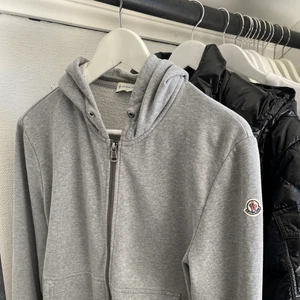 Moncler Hoodie  - Moncler Hoodie, storlek L, sitter som S/M, finns 2 flaws 