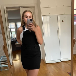 Svart hängselklänning dr demin  - Svart hängselklänning får Dr demin i storlek s. Använd ett fåtal gånger men fortfarande i fint skick. Kan mötas upp i Linköping eller Göteborg efter första juni. 