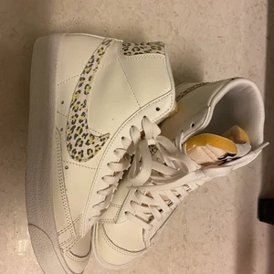 Nike blazer mid - Nya Nike blazer mid. Använda ca.30minuter på torrt underlag. Stl.37,5.