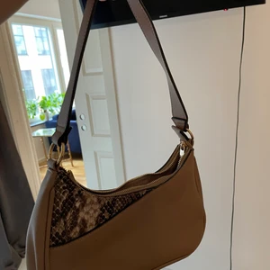 Baguette väska  - Super snygga väska som passar till allt! Perfekt storlek och rymmer mer än vad man tror. Använd 2 gånger 