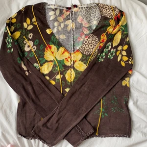 Vintage Kenzo Topp - vintage brun kenzo topp i riktig bra skick! den är stickad och är perfekt till våren. köp för 200 kr + 66 kr frakt:)