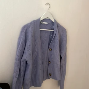 Lila tröja  - En fin kofta från zara 💜passar utmärkt nu till kalla sommarkvällar 🌼 frakt är inkluderat i priset💚 vill man mötas upp är det billigare.