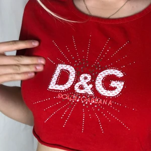 Dolce&Gabbana croptopp - Röd D&G topp med rhinestones på trycket (saknar vissa små stenar) står storlek L men passar xs-l beroende på hur man vill att den ska sitta 😁❤️