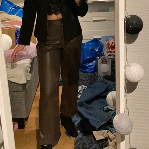 Bruna skinnbyxor storlek S - Skinnbyxor från only som är lågmidjade. Använda endast två gånger. Så de är i bra skick. 