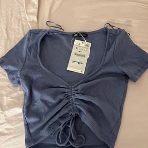 Zara topp - Fin zara topp som aldrig är använd och har prislapp kvar. Säljer pga kommer inte till användning, skriv privat för flrr bilder eller vid frågor osv🤍