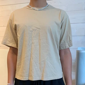 Basic beige t-shirt - Säljer denna beiga helt vanliga t-shirt ifrån lager 157. Använd någon enstaka gång bara och säljer därav. 