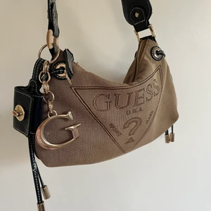 Guess väska  - Använd få gånger , superfin till fest och vardags.