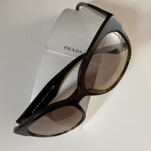 Prada solglasöu - Använda men bra skick. Bruna  Ord pris 4500kr 
