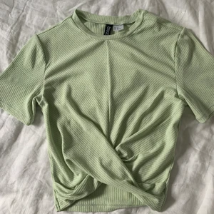 Ljusgrön topp  - Ljusgrön topp från h&m. Nyskick knappt använd. 