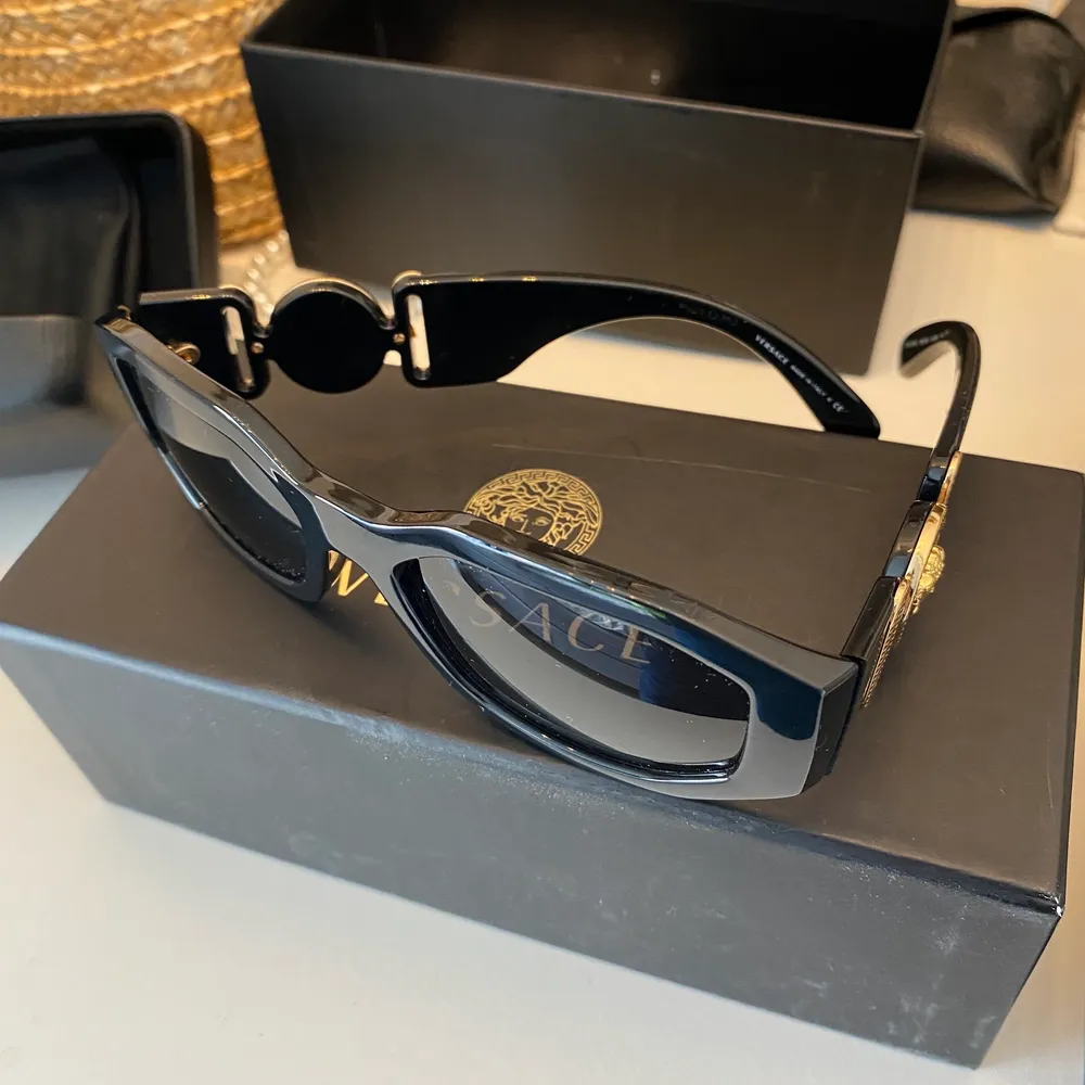 Versace solglasögon som är använda endast vid några tillfällen. Papper med international warranty finns samt original förpackning! Originalpris: 2345 SEK . Accessoarer.