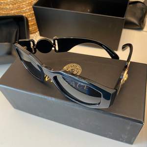 Versace solglasögon som är använda endast vid några tillfällen. Papper med international warranty finns samt original förpackning! Originalpris: 2345 SEK 