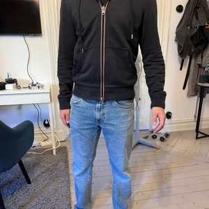 Moncler zip hoodie - Hej. Jag säljer min moncler zip hoodie. Köpte den för cirka ett halvår sedan. Försiktigt använt. Skulle säga att skickat är 9/10. Storlek M men passar S