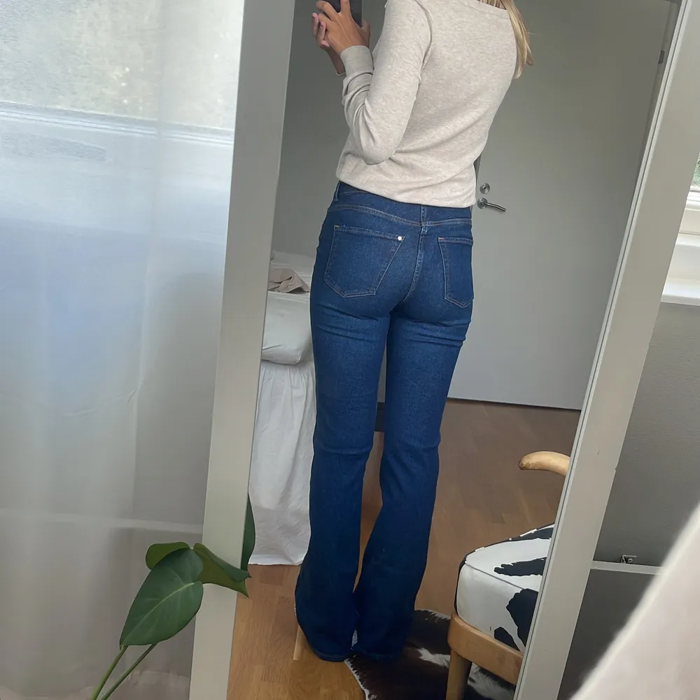 Ett par så snygga bootcut jeans 💕 storlek 36 i en fin mörkblå färg. Jeans & Byxor.