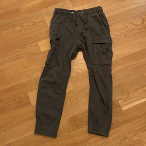 Militärgröna byxor - Militärgröna byxor med många fickor frakten är 13 fast det inte står så snälla buda💖