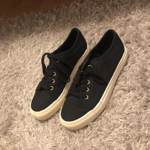 Sneakers  - Svarta sneakers med guld detaljer, super snygga helt oanvända. I storlek 38. Finns i Nässjö 💕