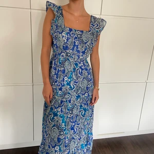 Klänning  - Säljer en klänning från mango i storlek L, men skulle säga att att det passar en M också! Den är justerbar där bak (sista bilden). Säljer för 200kr plus frakt! 