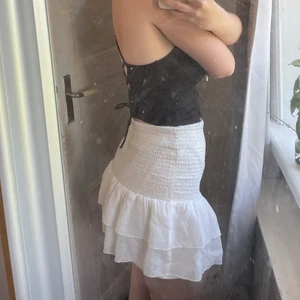 Volangkjol - Säljer denna somriga kjolen, då den aldrig kommit till användning. Kjolen kan vara en aning genomskinlig men passar perfekt till stranden🥰