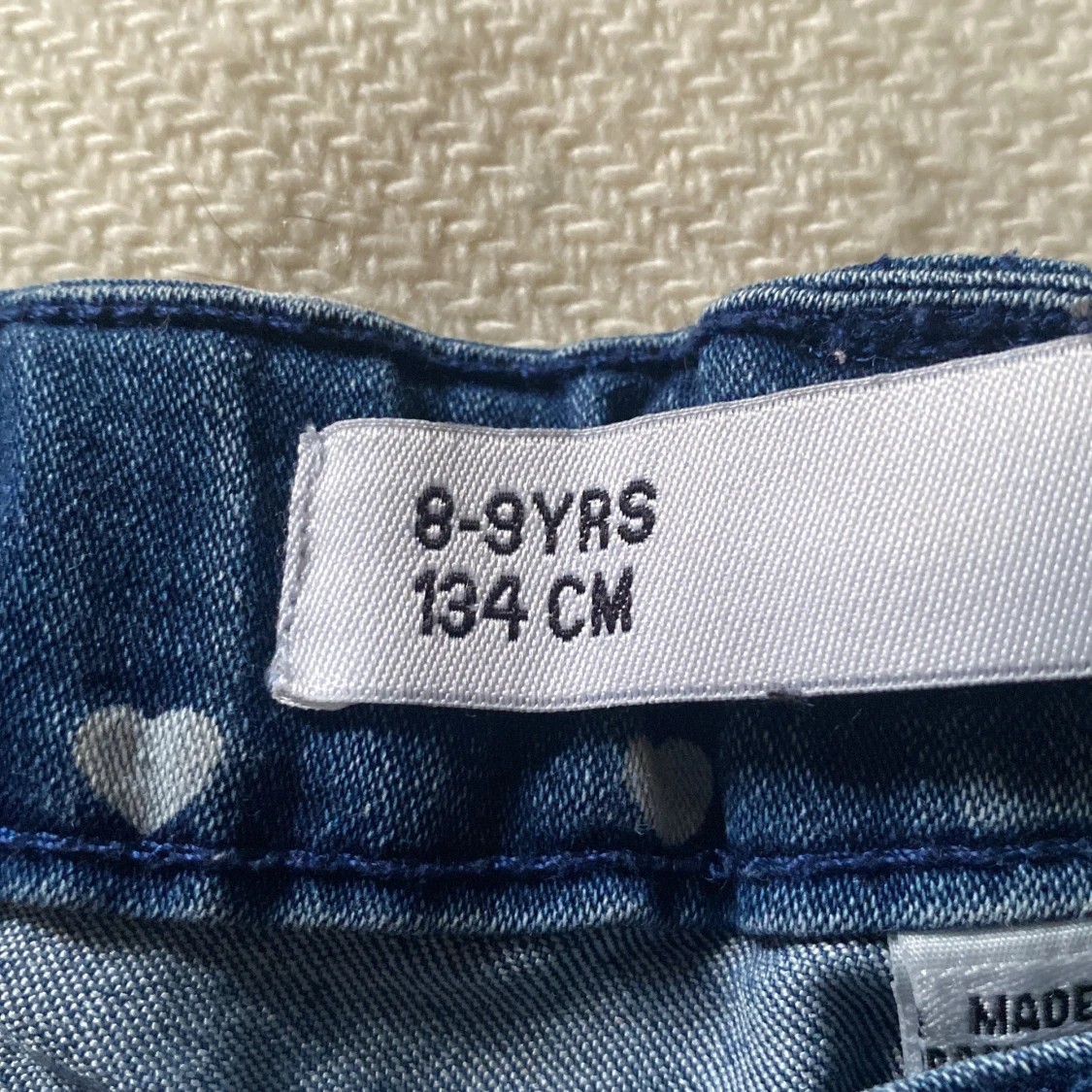 Korta jeansshorts med hjärtan - 90