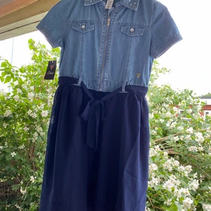 Guess - Fin klänning från Guess med överdel i denim och en kjol i chiffongmaterial (med underkjol)  Inköpt i Usa, aldrig använd (lappar kvar) 