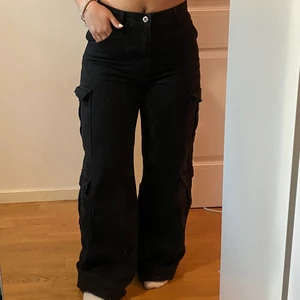 Cargos  - Säljer mina super snygga Cargopants för att de börjar bli för små och jag gärna vill rensa ut svarta plagg ur min garderob😩 de sitter jätte fint och formar bra, alla fickor är äkta så den har ett par. De är super långa på mig och är uppvikta på bilden!💞