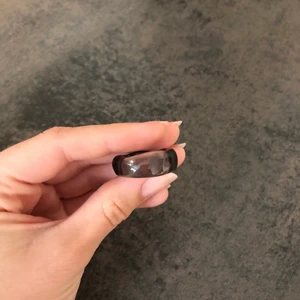 Ring - Grå oanvänd ring av plast. Väldigt snygg men är tyvärr för stor för mig. Cirka 17-18 mm i diametern. Frakt på 13kr betalas av köparen💓