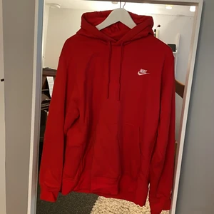 Nike hoodie - Köpt i vintras för 600kr. Använt ett fåtal gånger, dvs. nyskick!