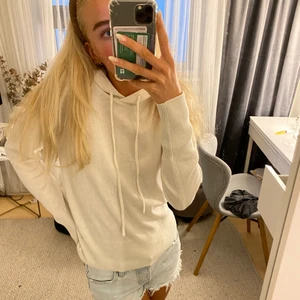 Kashmir hoodie - Intressekol på denna så fina och sköna vita Kashmir hoodie! Aldrig använd med prislappen kvar❤️ köpt för 1300kr, pris kan diskuteras vid snabb affär 