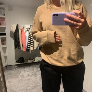 Ljusbrun sweatshirt  - Säljer denna ljusbruna sweatshirten ifrån Lager 157. Använd endast någon enstaka gång. Perfekt både till hösten men också att ha på sig nu på en sommarkväll.